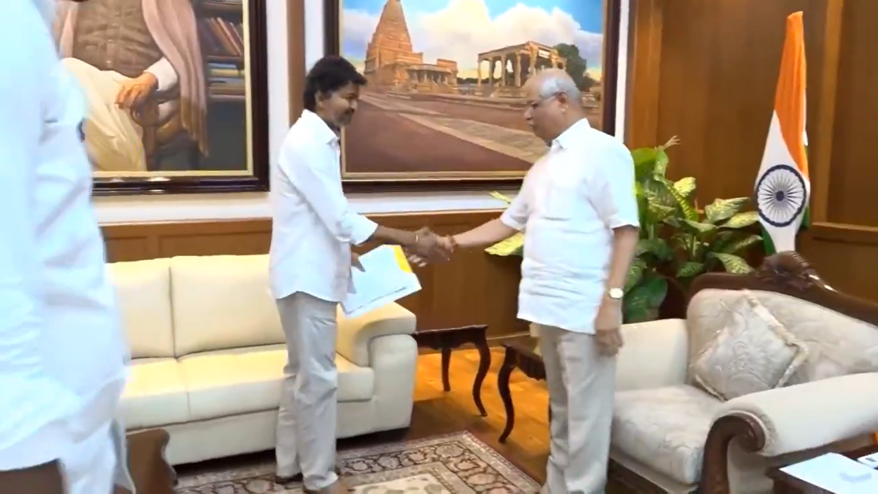 Live तमिलनाडु में गवर्नर से फिर मिले विजय, स्टालिन ने कहा- टीवीके सरकार बनने दी जाए Live तमिलनाडु में गवर्नर से फिर मिले विजय, स्टालिन ने कहा- टीवीके सरकार बनने दी जाए