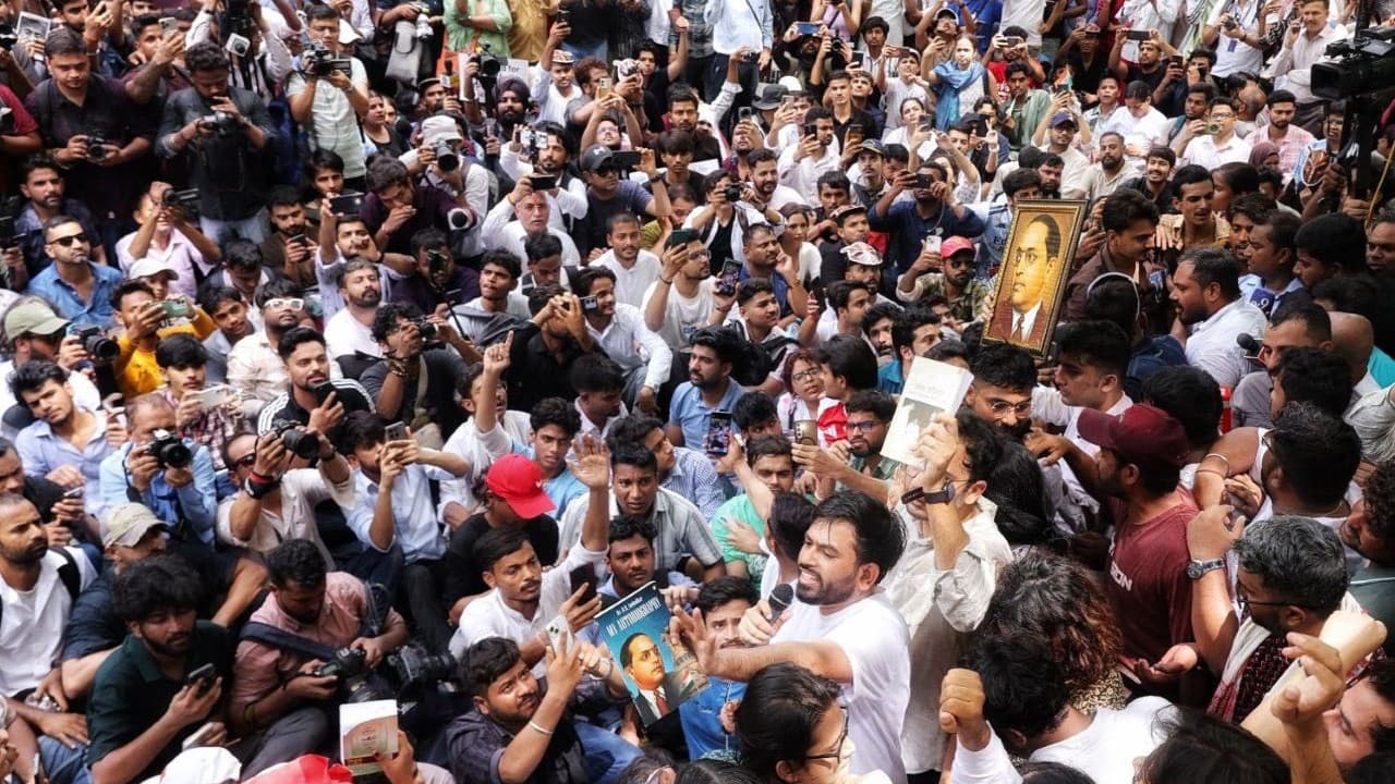 कॉकरोच जनता पार्टी की चेतावनी- 'यहीं नहीं रुकेंगे, 7 दिनों में प्रधान इस्तीफा दें' कॉकरोच जनता पार्टी की चेतावनी- 'यहीं नहीं रुकेंगे, 7 दिनों में प्रधान इस्तीफा दें'