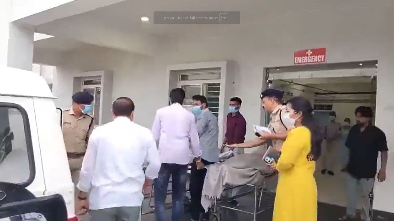 मध्य प्रदेश में कथित ज़हरीली शराब से 22 मौतें, कैसे मंजूर हो गए सरकारी ‘मुहर’ वाले देसी ब्रांड मध्य प्रदेश में कथित ज़हरीली शराब से 22 मौतें, कैसे मंजूर हो गए सरकारी ‘मुहर’ वाले देसी ब्रांड