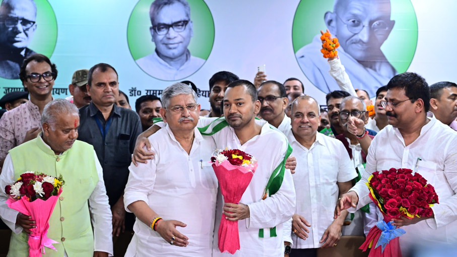 अब निशांत बने नीतीश के 'परिवारवाद' की निशानी? औपचारिक रूप से जेडीयू से जुड़े अब निशांत बने नीतीश के 'परिवारवाद' की निशानी? औपचारिक रूप से जेडीयू से जुड़े