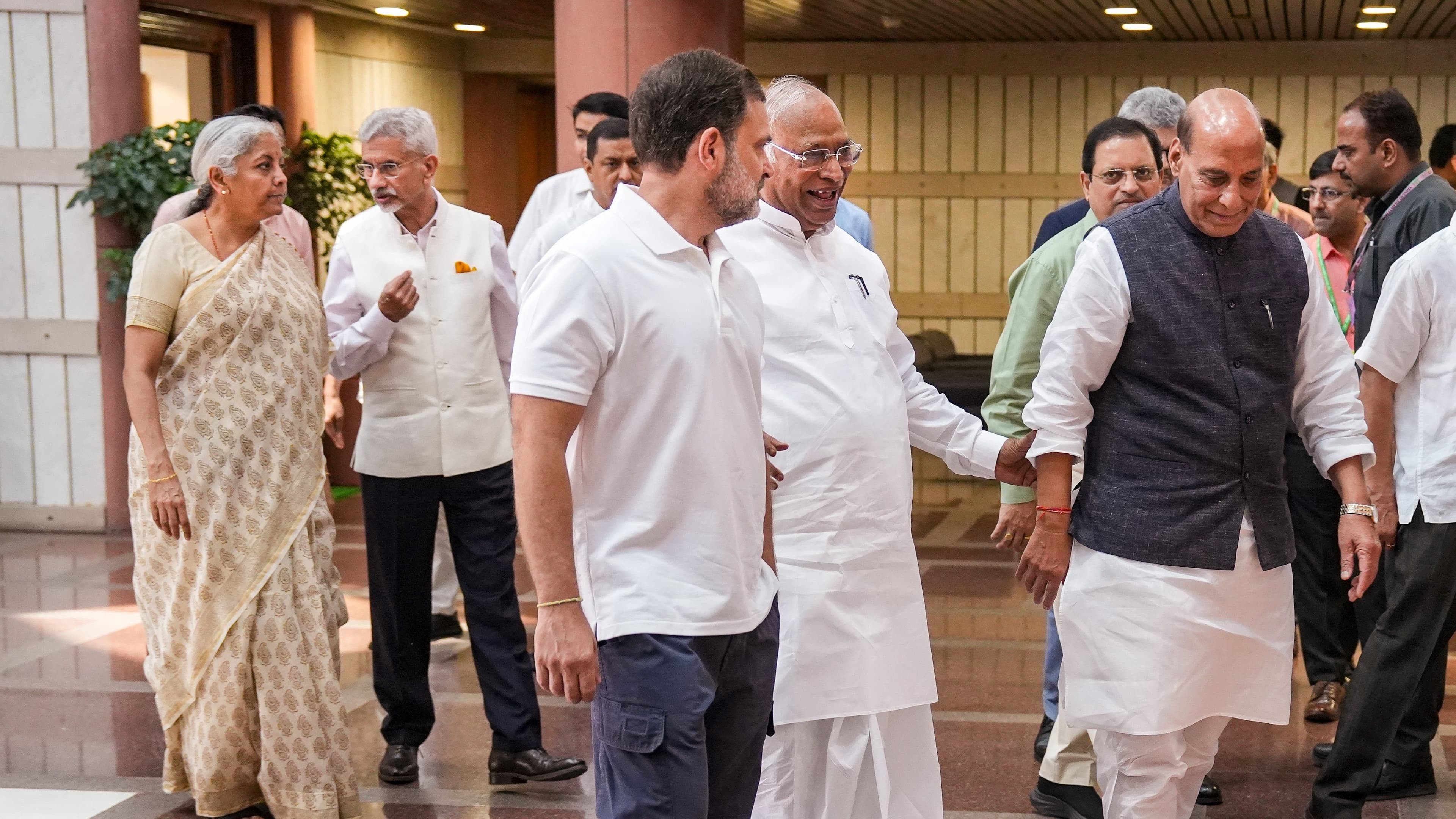 गुरुवार को सर्वदलीय बैठक में जाते हुए नेता और मंत्री। सर्वदलीय बैठक में मोदी फिर नहीं आए, राजनाथ ने कहा- 100 आतंकवादी मारे