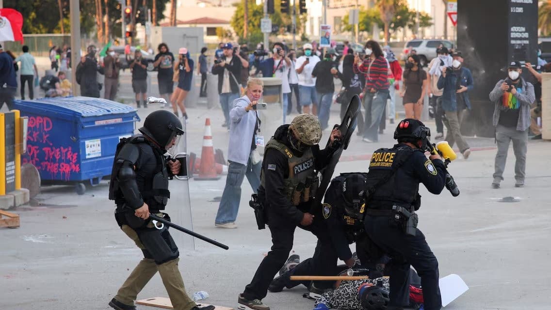 यूएस आप्रवास नीति: लॉस एंजिल्स में हिंसक झड़पें, ट्रम्प ने नेशनल गार्ड भेजे यूएस आप्रवास नीति: लॉस एंजिल्स में हिंसक झड़पें, ट्रम्प ने नेशनल गार्ड भेजे