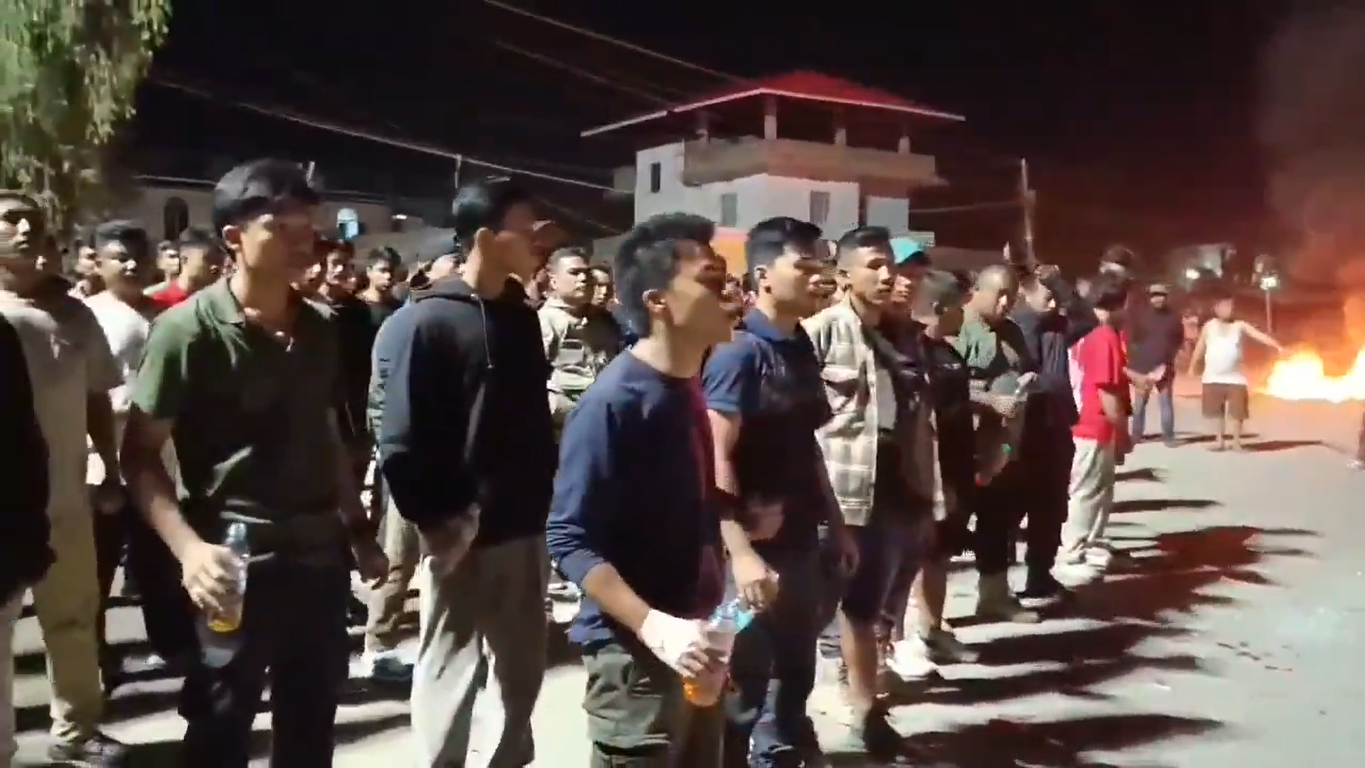 मणिपुर में हिंसक प्रदर्शन तेज, आत्मदाह की कोशिश, कर्फ्यू लगा मणिपुर में हिंसक प्रदर्शन तेज, आत्मदाह की कोशिश, कर्फ्यू लगा