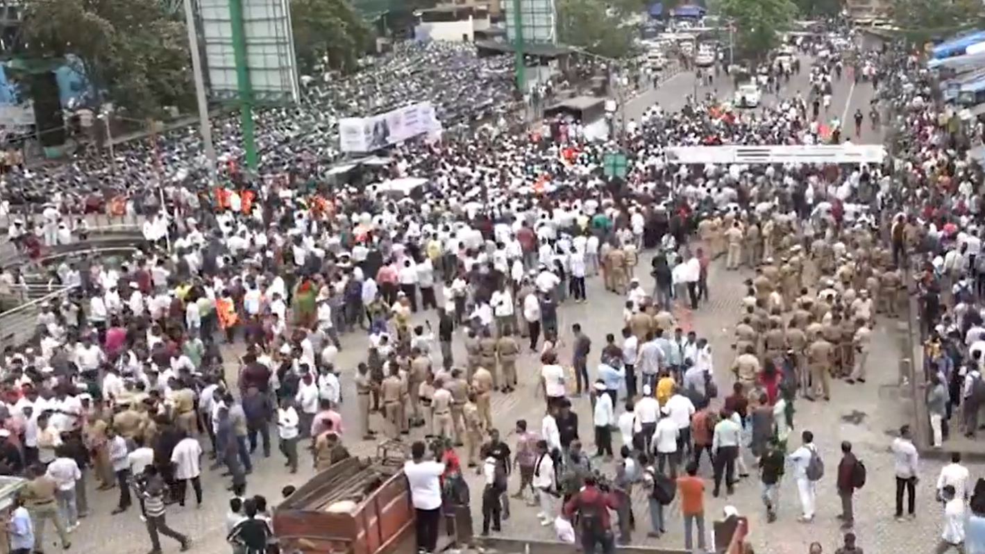 भाषा विवाद पर एमएनएस के प्रदर्शन पर हंगामा, रैली में शिवसेना मंत्री पहुँचे तो भगाया भाषा विवाद पर एमएनएस के प्रदर्शन पर हंगामा, रैली में शिवसेना मंत्री पहुँचे तो भगाया