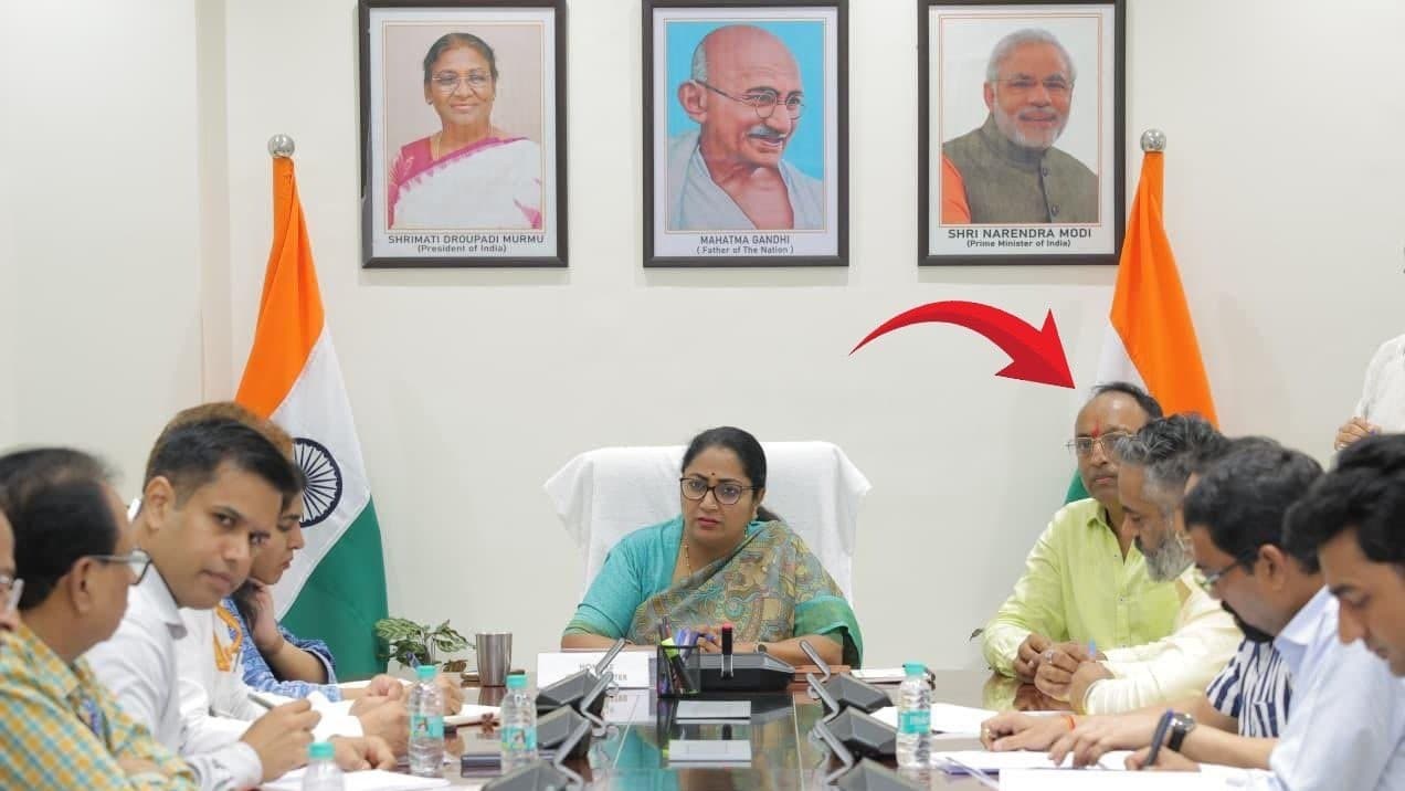 दिल्ली की सीएम रेखा गुप्ता पति मनीष गुप्ता के साथ बैठक में दिल्ली बीजेपी