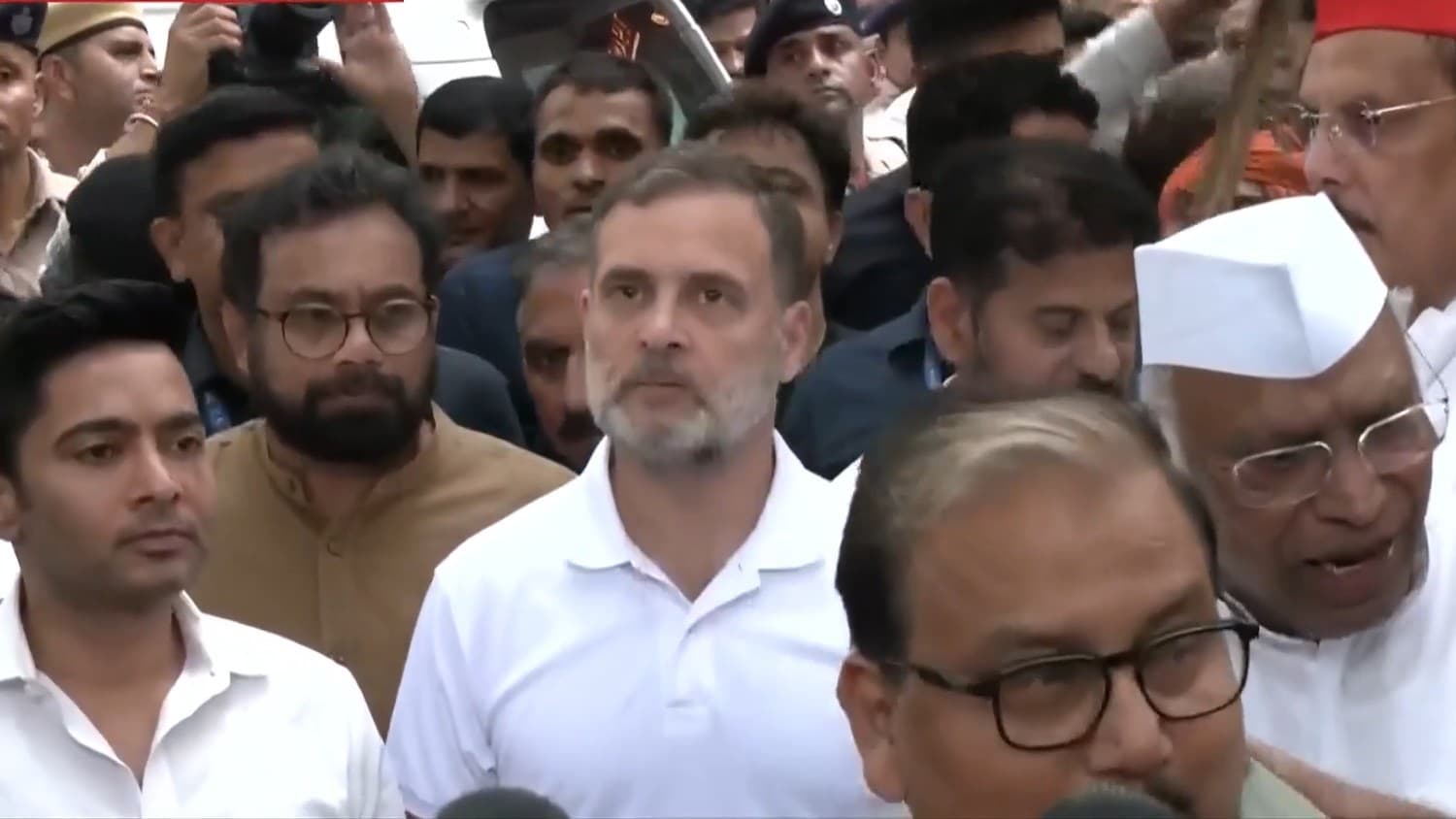 Live विपक्ष के राजघाट जाने पर रोक, हम दिल्ली में कहीं भी प्रदर्शन नहीं होने देंगेः पुलिस, देशभर में ज्ञानेश कुमार का विरोध Live विपक्ष के राजघाट जाने पर रोक, हम दिल्ली में कहीं भी प्रदर्शन नहीं होने देंगेः पुलिस, देशभर में ज्ञानेश कुमार का विरोध