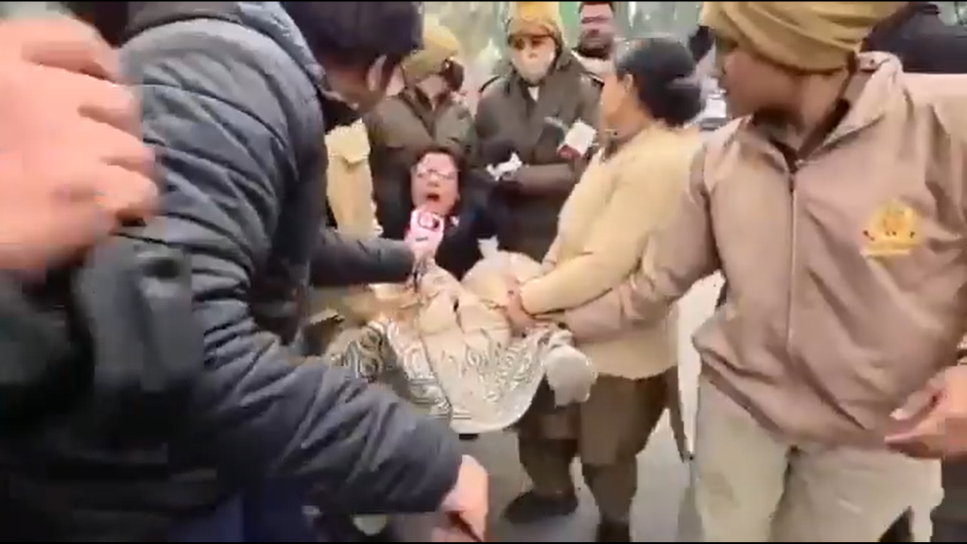 अमित शाह के घर के बाहर टीएमसी सांसदों को घसीटा, महुआ और ओ'ब्रायन हिरासत में अमित शाह के घर के बाहर टीएमसी सांसदों को घसीटा, महुआ और ओ'ब्रायन हिरासत में