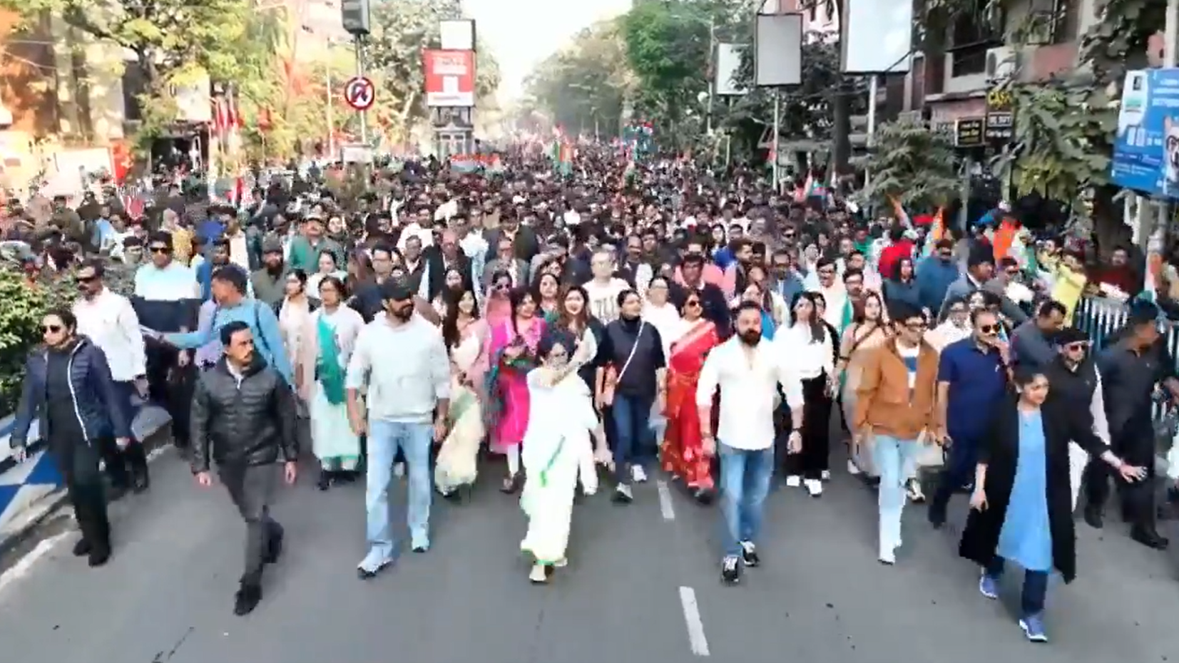 ममता ने आई-पैक पर ईडी की छापेमारी के खिलाफ निकाली बड़ी विरोध रैली ममता ने आई-पैक पर ईडी की छापेमारी के खिलाफ निकाली बड़ी विरोध रैली