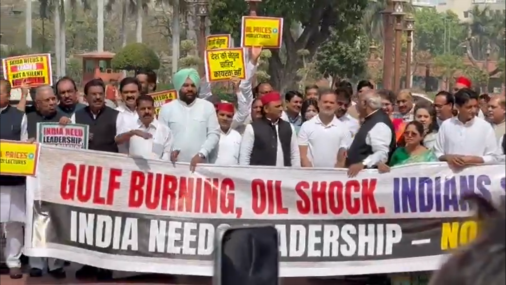 विपक्ष का संसद के अंदर और बाहर हंगामा, ईरान युद्ध और जियो पॉलिटिक्स पर चर्चा की मांग विपक्ष का संसद के अंदर और बाहर हंगामा, ईरान युद्ध और जियो पॉलिटिक्स पर चर्चा की मांग