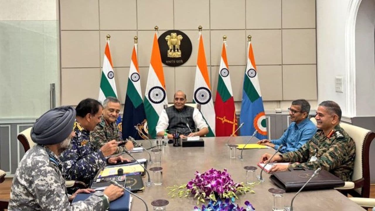 शुक्रवार 9 मई को रक्षा मंत्री राजनाथ सिंह की बैठक भारत-पाकिस्तान तनावः राजनाथ सिंह, अमित शाह, जेपी नड्डा ने किस बात की समीक्षा की