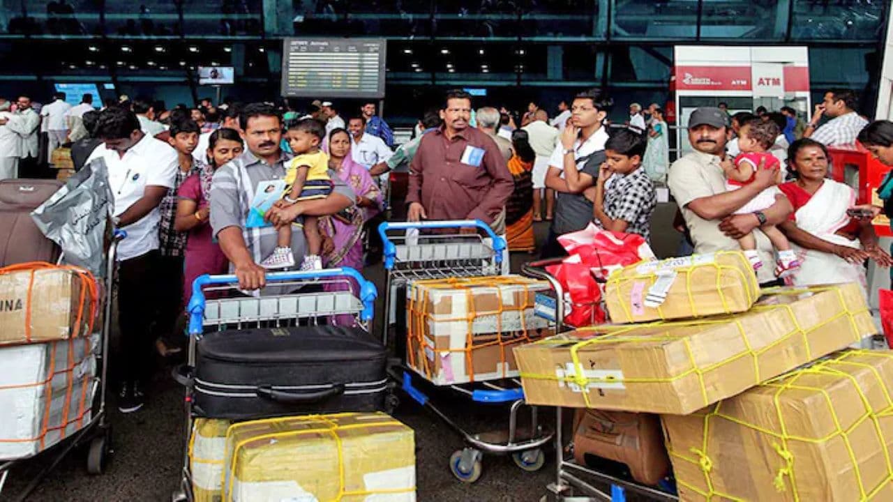 रियाद इंटरनेशनल एयरपोर्ट पर भारतीयों की भीड़ सऊदी अरब ने भारत सहित 14 देशों के वर्क वीजा पर अस्थायी रोक लगाई
