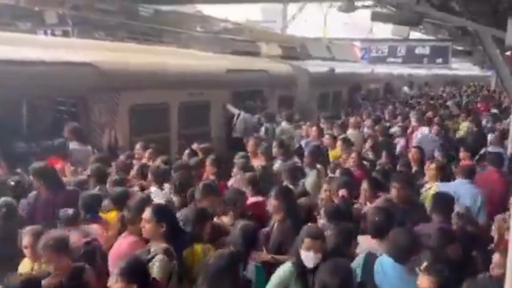 मुंबई हादसे पर रेल मंत्री का इस्तीफ़ा मांगा; अब ऑटोमैटिक दरवाजे लगाने की घोषणा मुंबई हादसे पर रेल मंत्री का इस्तीफ़ा मांगा; अब ऑटोमैटिक दरवाजे लगाने की घोषणा