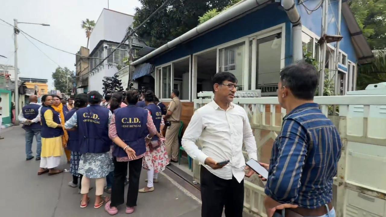 कोलकाता में ममता के घर और अभिषेक बनर्जी के दफ्तर पर पहुंची सीआईडी कोलकाता में ममता के घर और अभिषेक बनर्जी के दफ्तर पर पहुंची सीआईडी