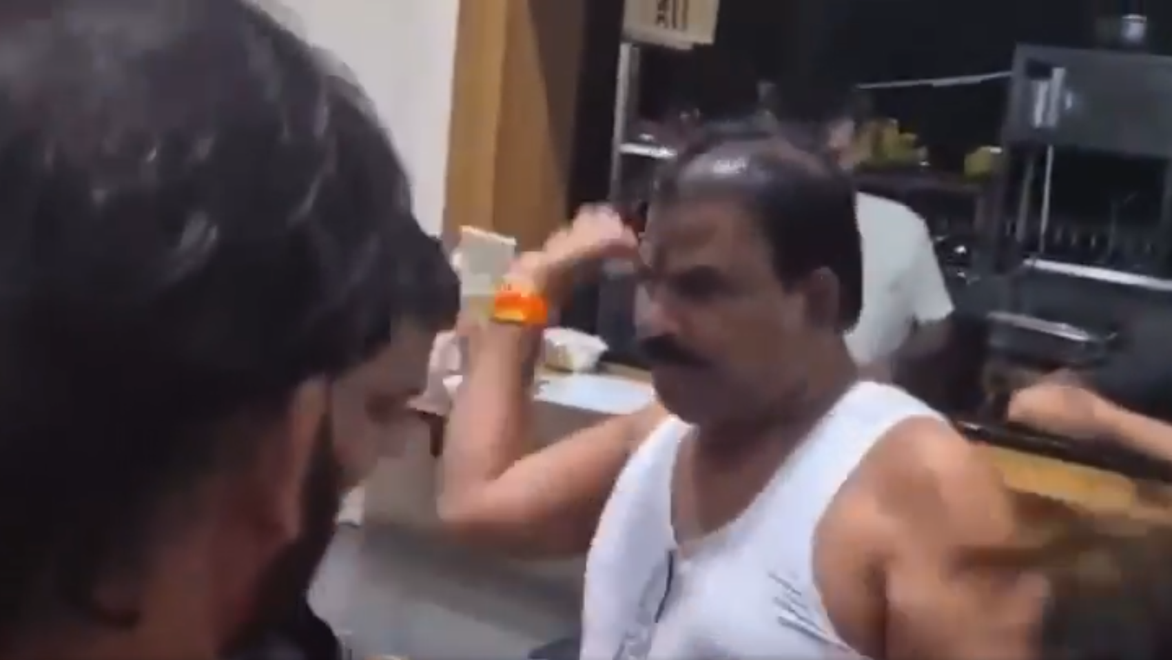शिंदे शिवसेना विधायक के थप्पड़ के बाद अब कैंटीन का ही लाइसेंस सस्पेंड क्यों? शिंदे शिवसेना विधायक के थप्पड़ के बाद अब कैंटीन का ही लाइसेंस सस्पेंड क्यों?