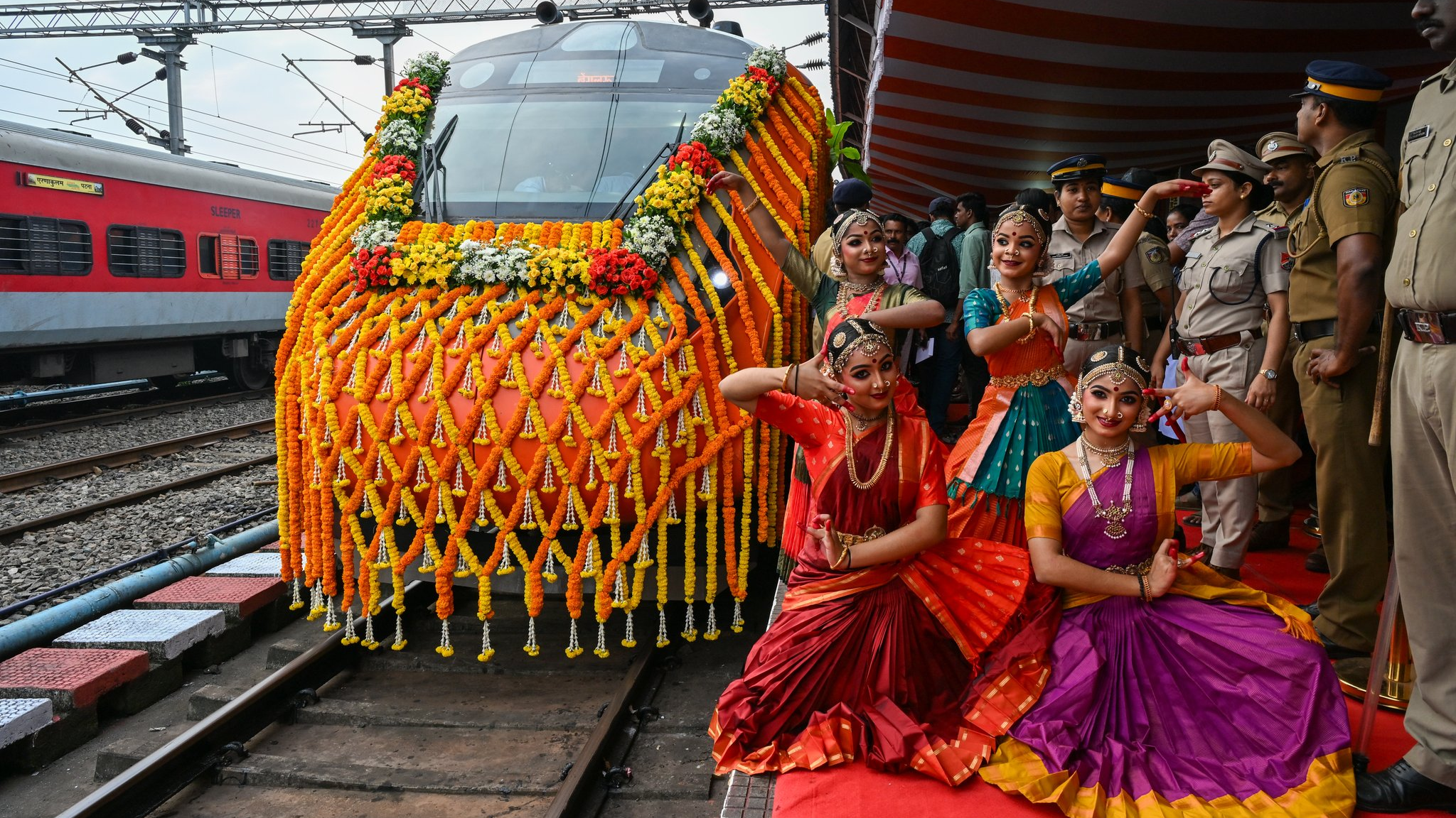 वंदे भारत उद्घाटन में छात्रों के RSS गाना गाने पर विवाद, सांप्रदायिक प्रचार का आरोप वंदे भारत उद्घाटन में छात्रों के RSS गाना गाने पर विवाद, सांप्रदायिक प्रचार का आरोप