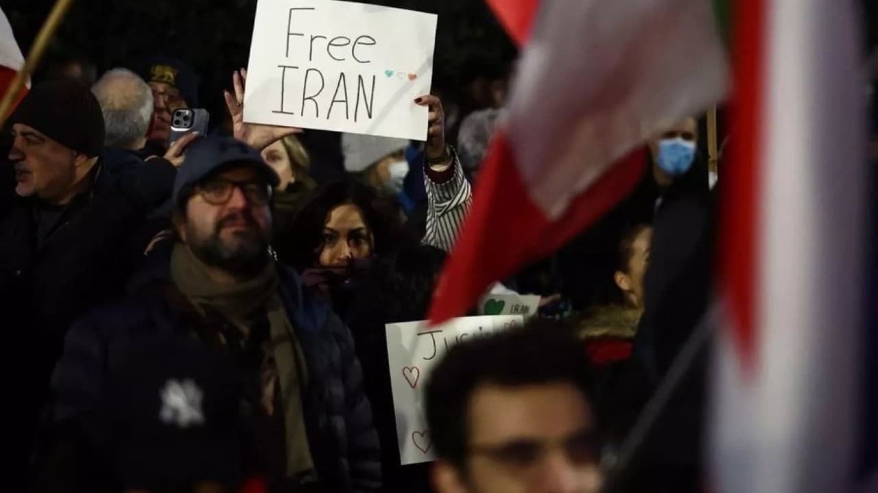 ईरानः प्रदर्शनकारियों से शहरों पर कब्जा करने का आह्वान, यूएस ने दी सैन्य कार्रवाई की धमकी ईरानः प्रदर्शनकारियों से शहरों पर कब्जा करने का आह्वान, यूएस ने दी सैन्य कार्रवाई की धमकी