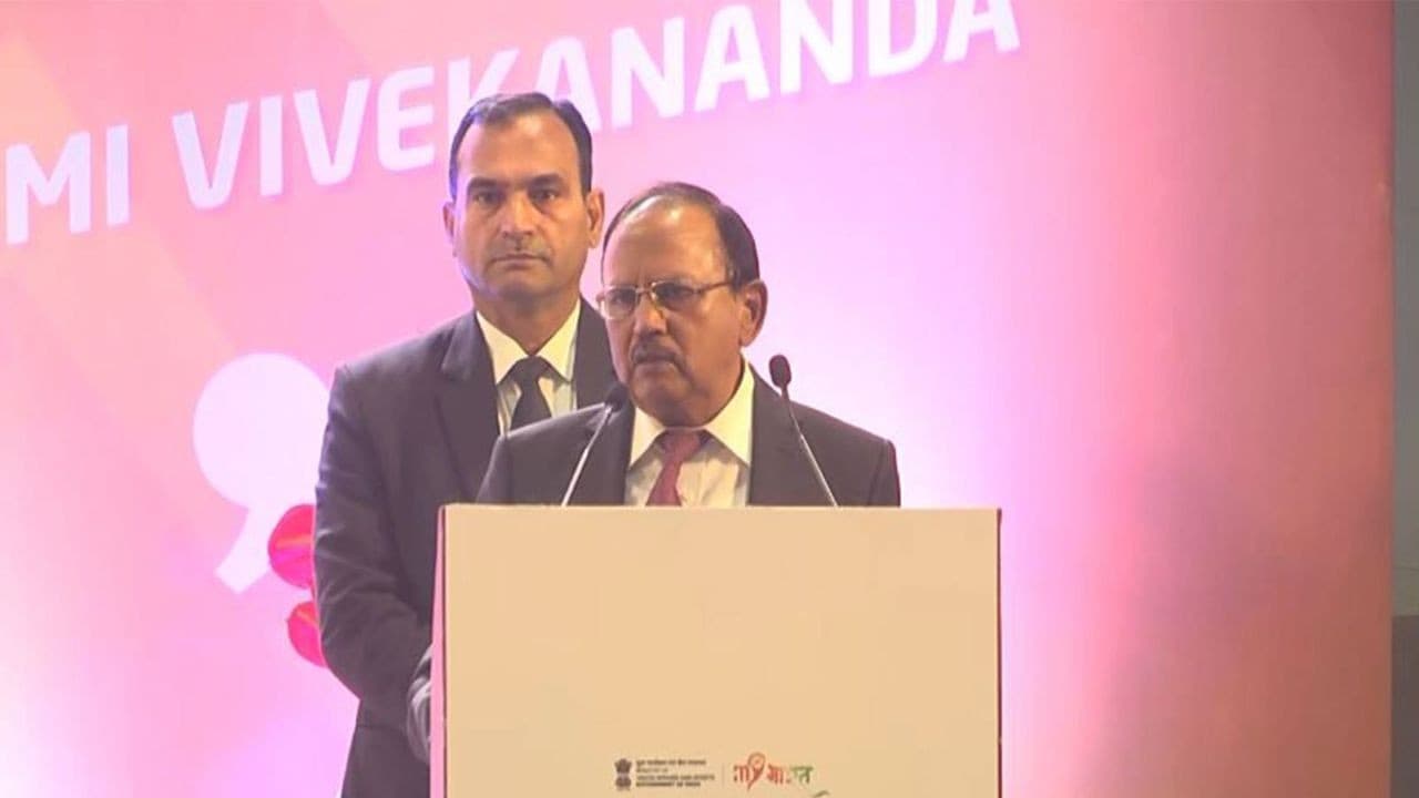 अजीत डोभाल की युवकों को सलाह- 'भारत के दर्दनाक इतिहास का बदला लीजिए' अजीत डोभाल की युवकों को सलाह- 'भारत के दर्दनाक इतिहास का बदला लीजिए'