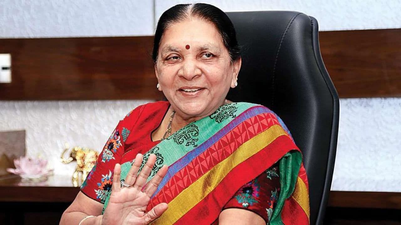 गवर्नर आनंदीबेन पटेल की सलाह- 'पहले खाना बनाना सीखें, एक्सपर्ट मां बनें', सोशल मीडिया उबला गवर्नर आनंदीबेन पटेल की सलाह- 'पहले खाना बनाना सीखें, एक्सपर्ट मां बनें', सोशल मीडिया उबला