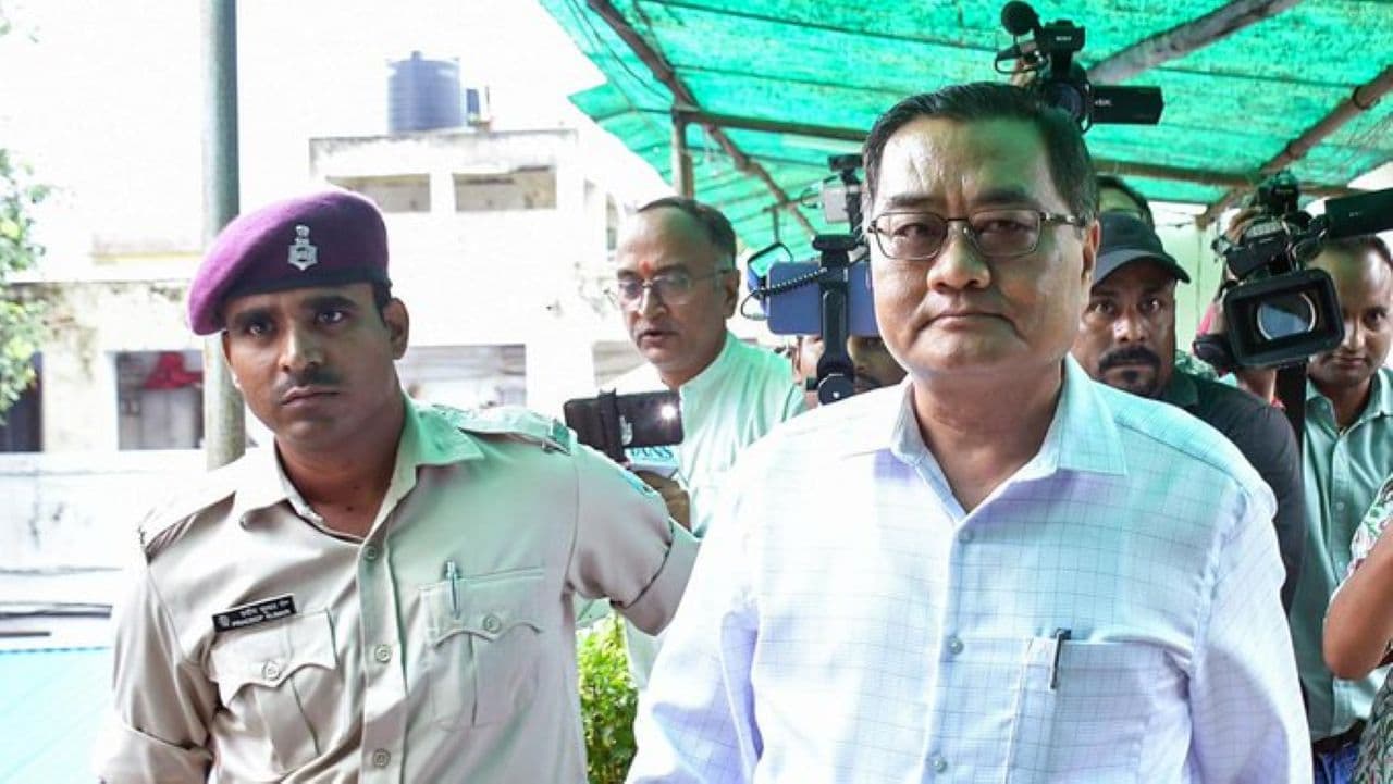 झारखंड पेपर लीक अनुमान से भी बड़ाः 67 कैंडिडेट्स से 12-12 लाख वसूले, पूर्व चेयरमैन गिरफ्तार झारखंड पेपर लीक अनुमान से भी बड़ाः 67 कैंडिडेट्स से 12-12 लाख वसूले, पूर्व चेयरमैन गिरफ्तार