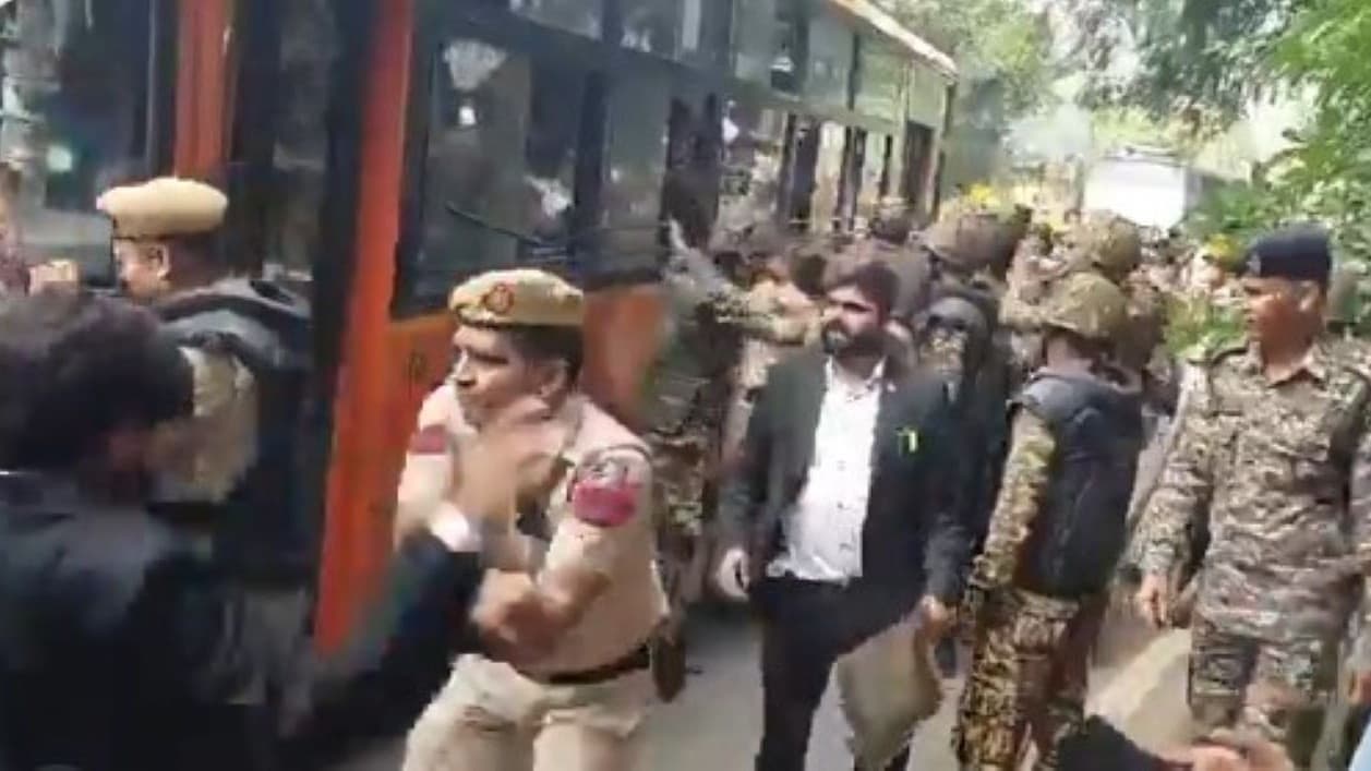 CJP प्रदर्शन: सुप्रीम कोर्ट के दखल के बाद वकीलों की रिहाई CJP प्रदर्शन: सुप्रीम कोर्ट के दखल के बाद वकीलों की रिहाई