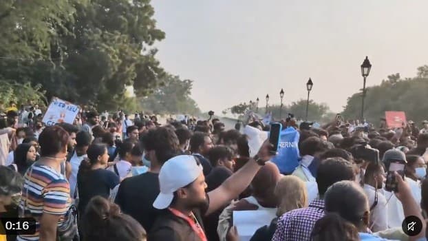 जंतर मंतर...फिर दिल्ली हाट...अब सफदरजंग फ्लाईओवर पर जमे प्रदर्शनकारी जंतर मंतर...फिर दिल्ली हाट...अब सफदरजंग फ्लाईओवर पर जमे प्रदर्शनकारी