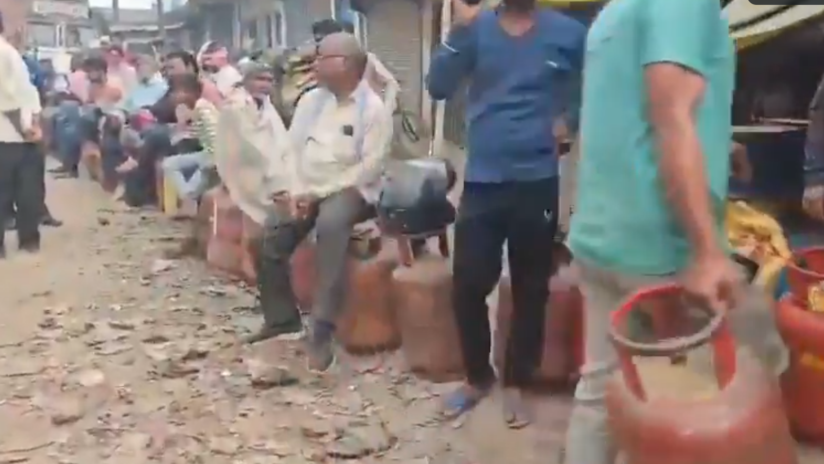 मोदी एनर्जी में आत्मनिर्भरता पर दहाड़ रहे; लोग लाइनों में गैस सिलेंडर के लिए तरस रहे! मोदी एनर्जी में आत्मनिर्भरता पर दहाड़ रहे; लोग लाइनों में गैस सिलेंडर के लिए तरस रहे!