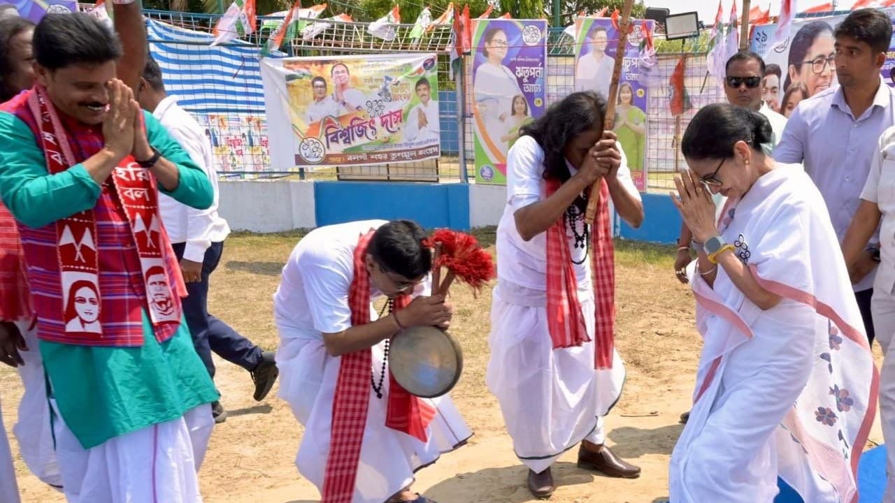 बंगाल चुनावः मतुआ वोटरों के नाम कटने पर गुस्सा भड़का, बीजेपी संभालने में जुटी बंगाल चुनावः मतुआ वोटरों के नाम कटने पर गुस्सा भड़का, बीजेपी संभालने में जुटी