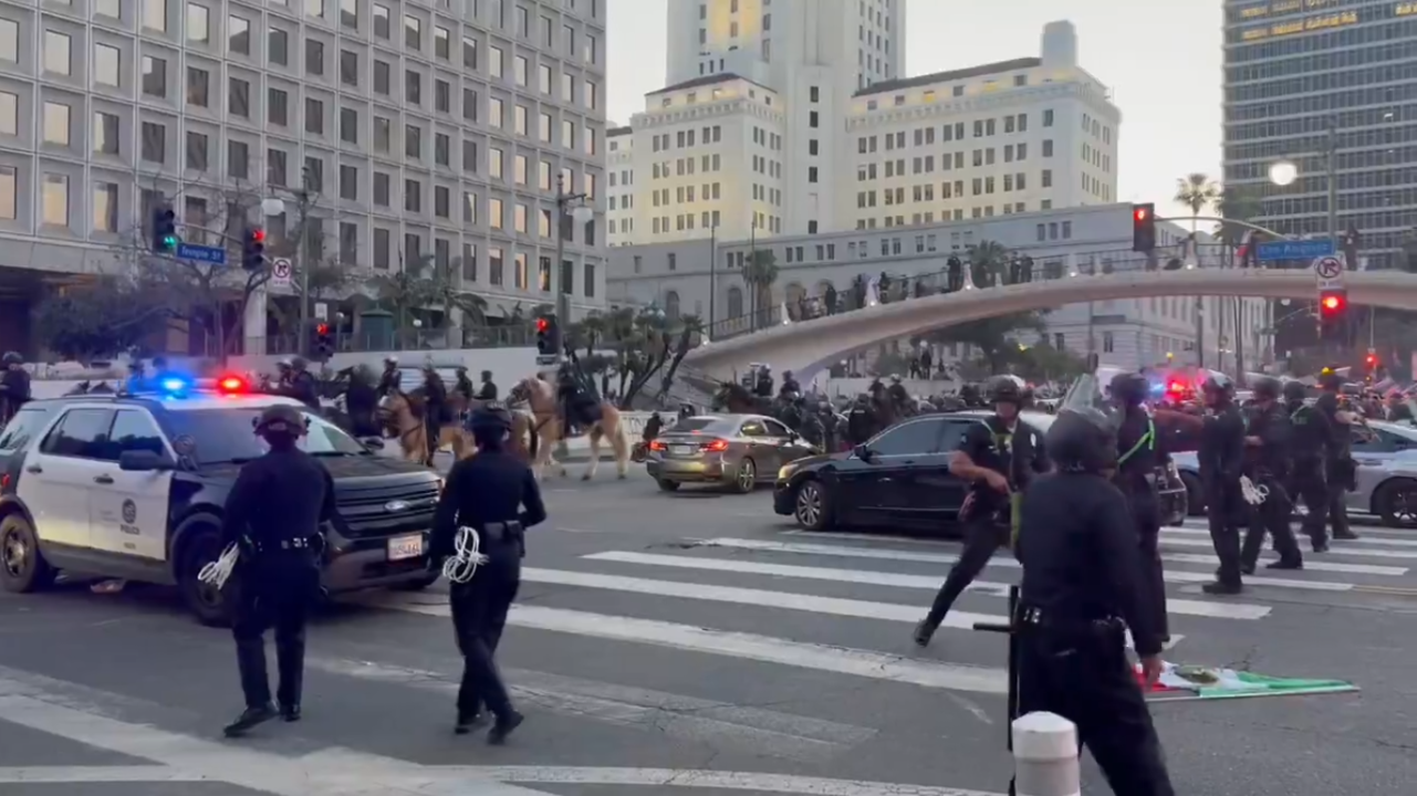 लॉस एंजिल्स में घुसड़सवार पुलिस को तैनात किया गया लॉस एंजिल्स में कर्फ्यू, यूएस के 10 और शहरों में प्रदर्शन शुरू