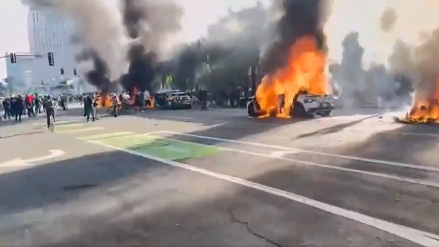 अमेरिका में जारी हिंसा और आप्रवासी का सवाल अमेरिका में जारी हिंसा और आप्रवासी का सवाल