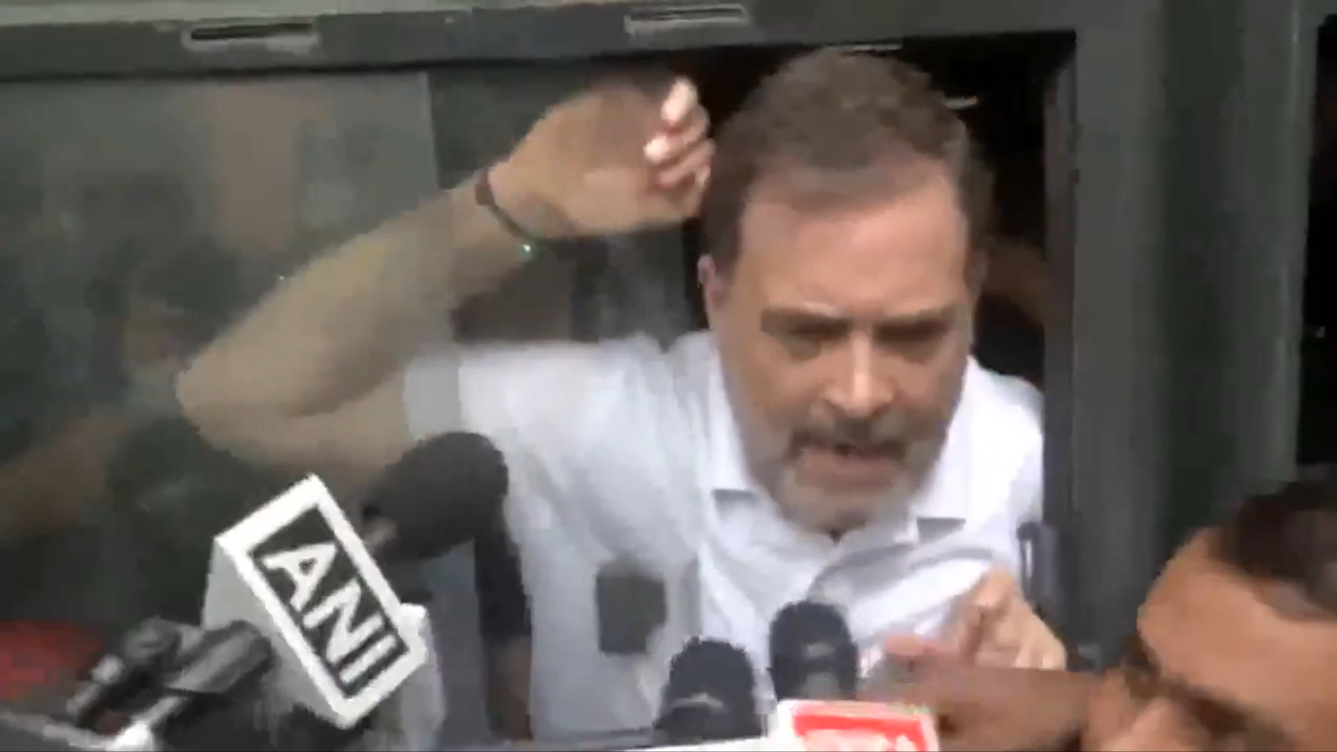 वोट चोरी के विरोध में मार्च निकाल रहे राहुल गांधी को हिरासत में ले लिया गया वोट चोरी राहुल गांधी