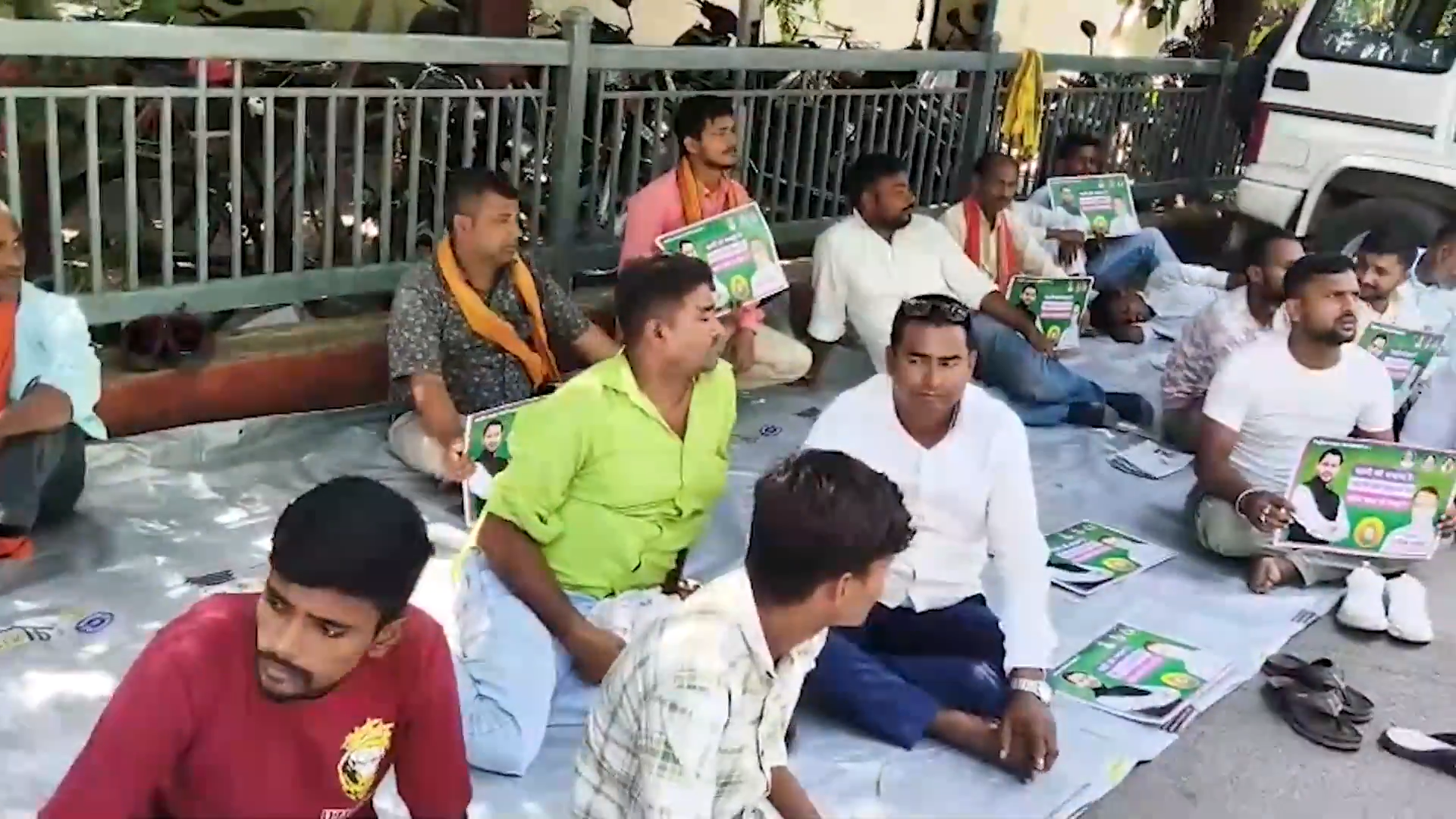किसी नेता के समर्थन में टिकट के लिए आरजेडी कार्यकर्ताओं का राबड़ी देवी के घर के बाहर प्रदर्शन बिहार चुनाव