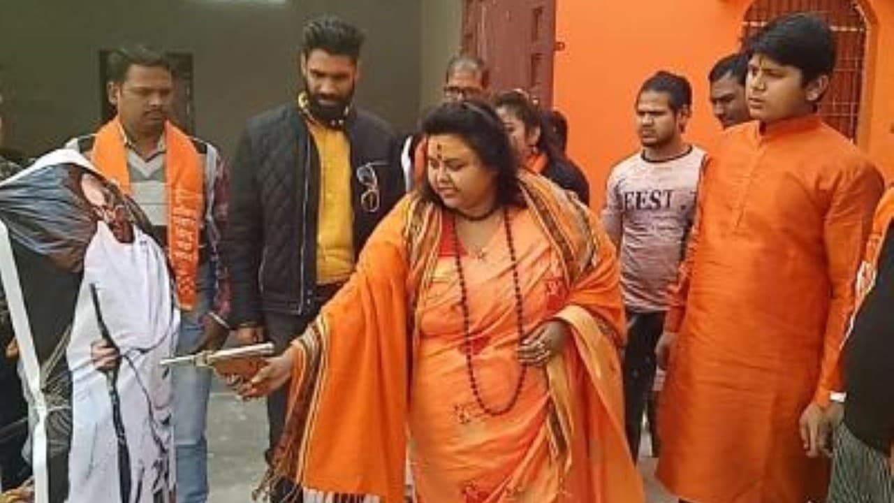 गांधी जी के फोटो पर गोली चलाती हुई पूजा शकुन पांडे । फाइल फोटो हिन्दू नेता