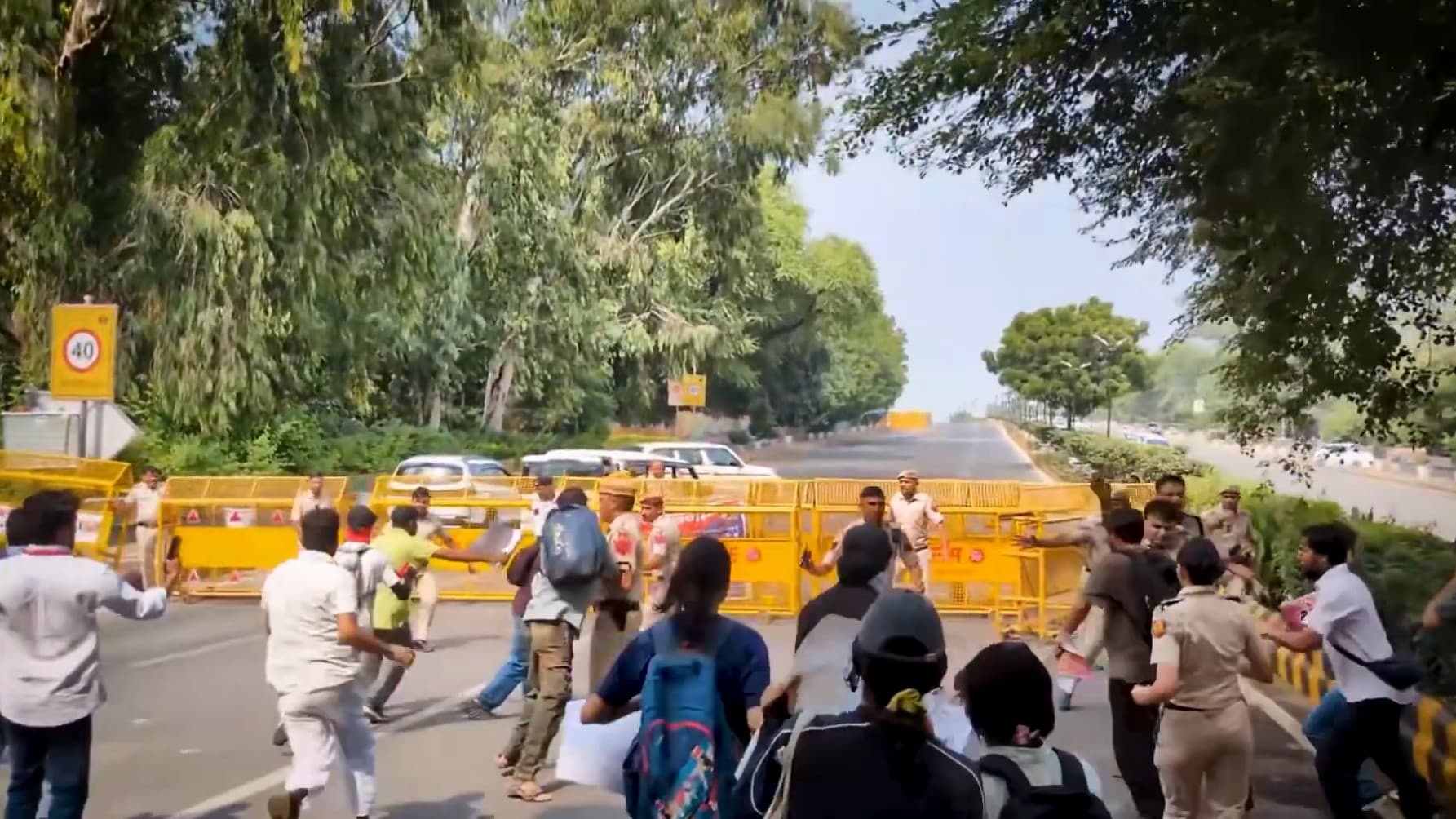 CJP का आज फिर 'जंतर-मंतर चलो' प्रोटेस्ट, अभिजीत दिपके, ध्रुव राठी अभी भी हिरासत में CJP का आज फिर 'जंतर-मंतर चलो' प्रोटेस्ट, अभिजीत दिपके, ध्रुव राठी अभी भी हिरासत में