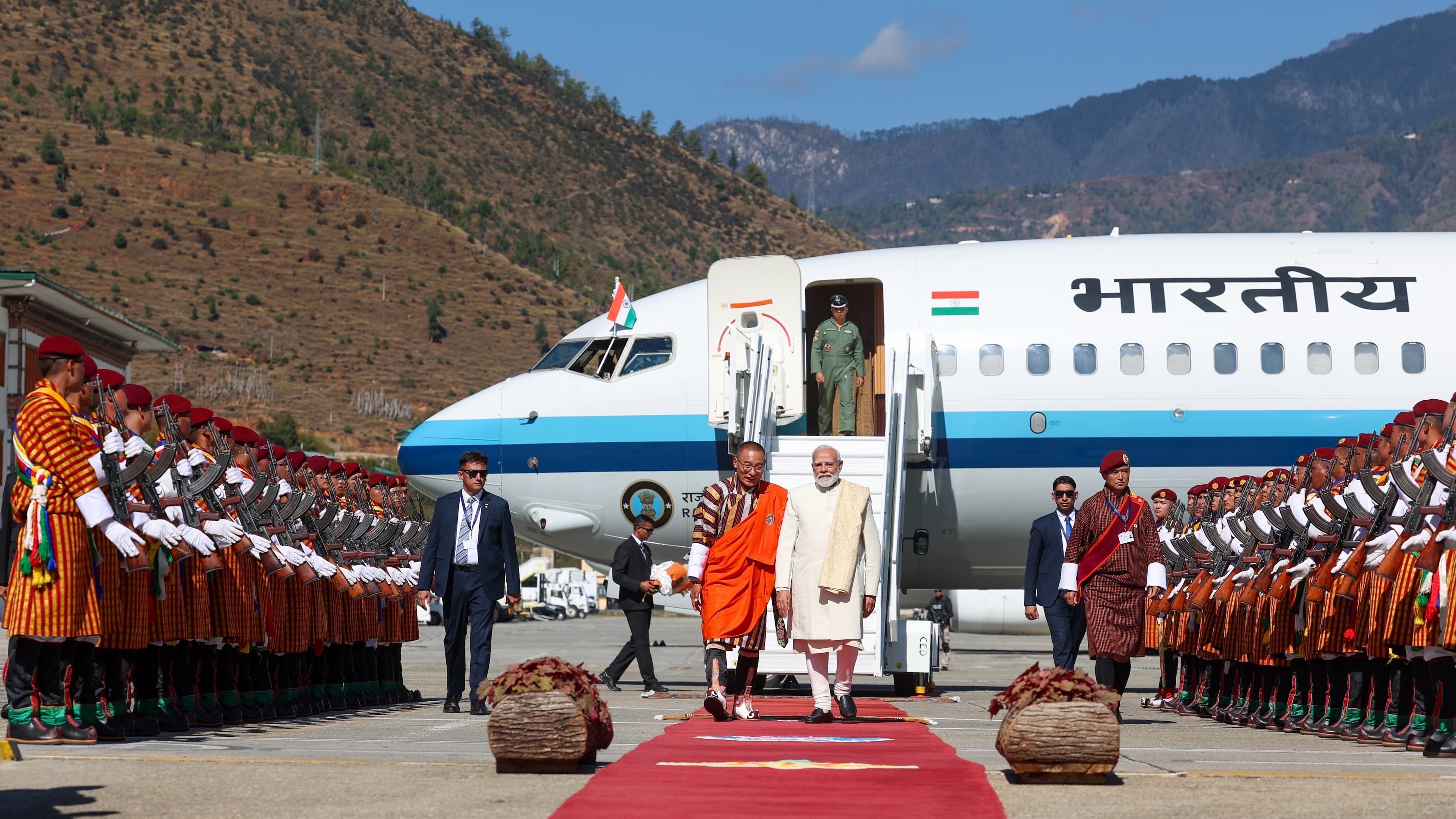 दिल्ली दहली हुई है और पीएम मोदी भूटान के राजा का बर्थडे मनाने पहुंचे दिल्ली दहली हुई है और पीएम मोदी भूटान के राजा का बर्थडे मनाने पहुंचे