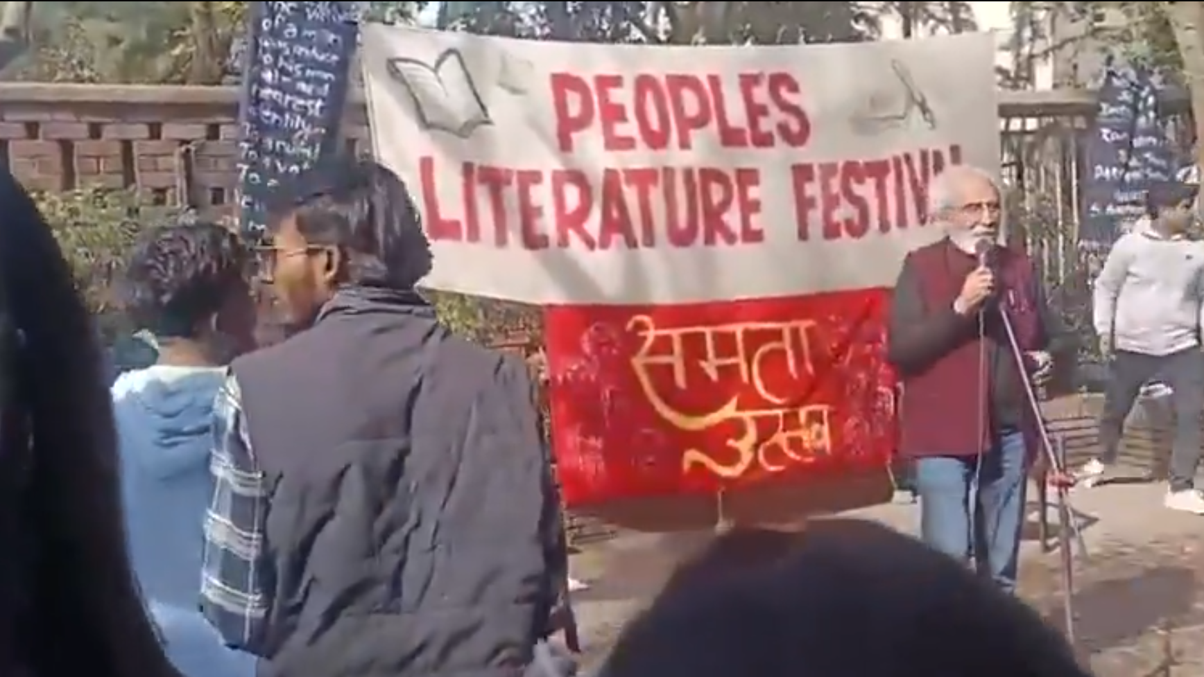 इतिहासकार प्रोफेसर इरफान हबीब पर डीयू में हमला, चौतरफ़ा निंदा इतिहासकार प्रोफेसर इरफान हबीब पर डीयू में हमला, चौतरफ़ा निंदा