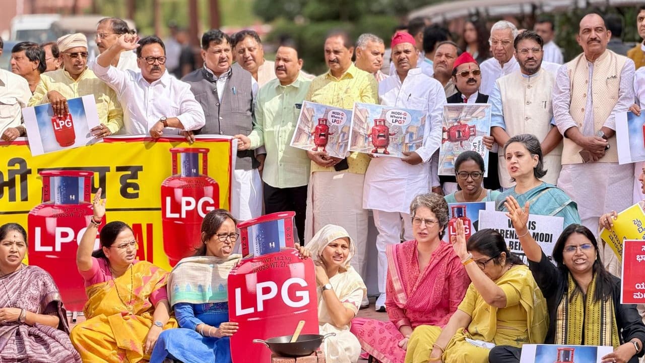 एलपीजी संकटः संसद कैंपस में प्रदर्शन- नरेंदर भी गायब-सिलेंडर भी गायब एलपीजी संकटः संसद कैंपस में प्रदर्शन- नरेंदर भी गायब-सिलेंडर भी गायब