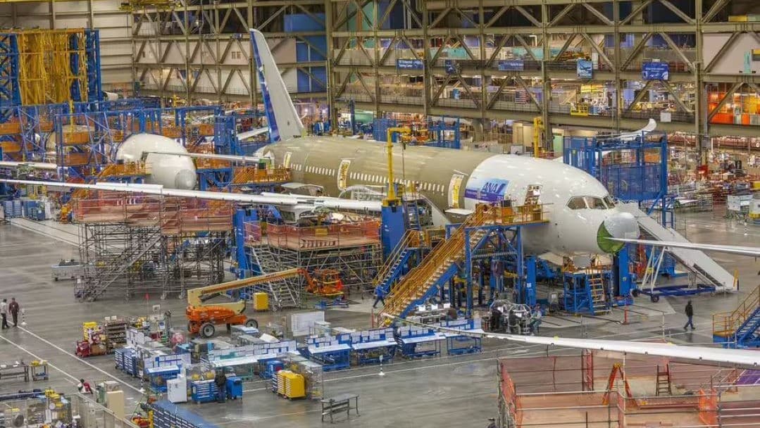 बोइंग 787 ड्रीमलाइनर फैक्ट्री की असेम्बली शॉप में  अहमदाबाद प्लेन क्रैशः बोइंग 787 ड्रीमलाइनर की सुरक्षा सवालों के घेरे में