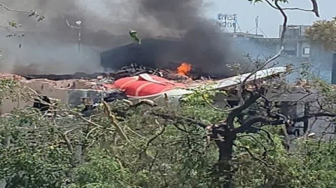 अहमदाबाद प्लेन क्रैश। फाइल फोटो अहमदाबाद एयर इंडिया प्लेन क्रैश जांच रिपोर्टः इंजन के फ्यूल स्विच कैसे बंद हो गए