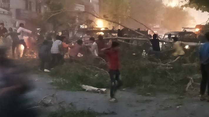 फोटो साभार : एक्स/@myo2s2 जलवायु संकट: 102 मौतें, पर सरकार को औरंगज़ेब की कब्र से फुर्सत कहाँ?