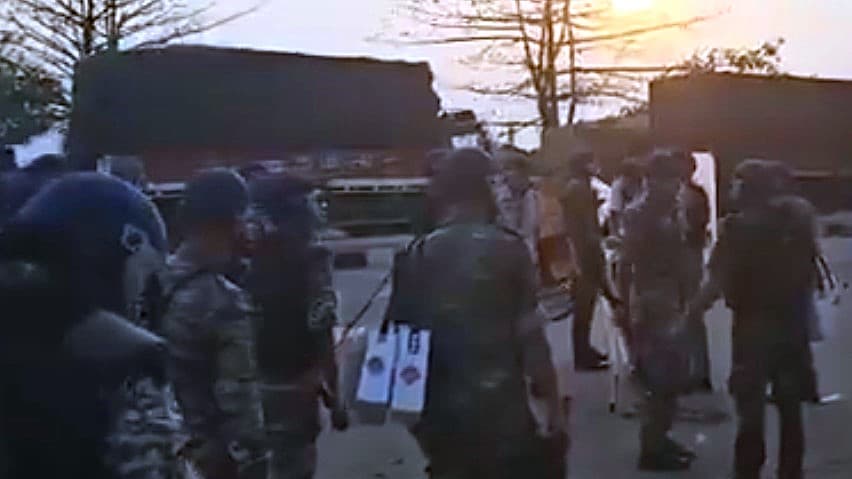 बंगाल: वक्फ पर हिंसा के बाद BSF की और तैनाती; क्या राजनीति ला पाएगी शांति? बंगाल: वक्फ पर हिंसा के बाद BSF की और तैनाती; क्या राजनीति ला पाएगी शांति?