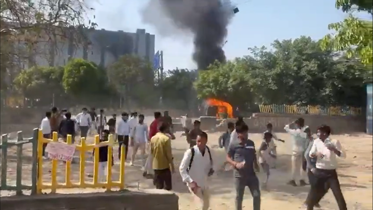 नोएडा में भड़का मज़दूर आंदोलन, आगजनी, दिल्ली एनसीआर में हाई एलर्ट नोएडा में भड़का मज़दूर आंदोलन, आगजनी, दिल्ली एनसीआर में हाई एलर्ट