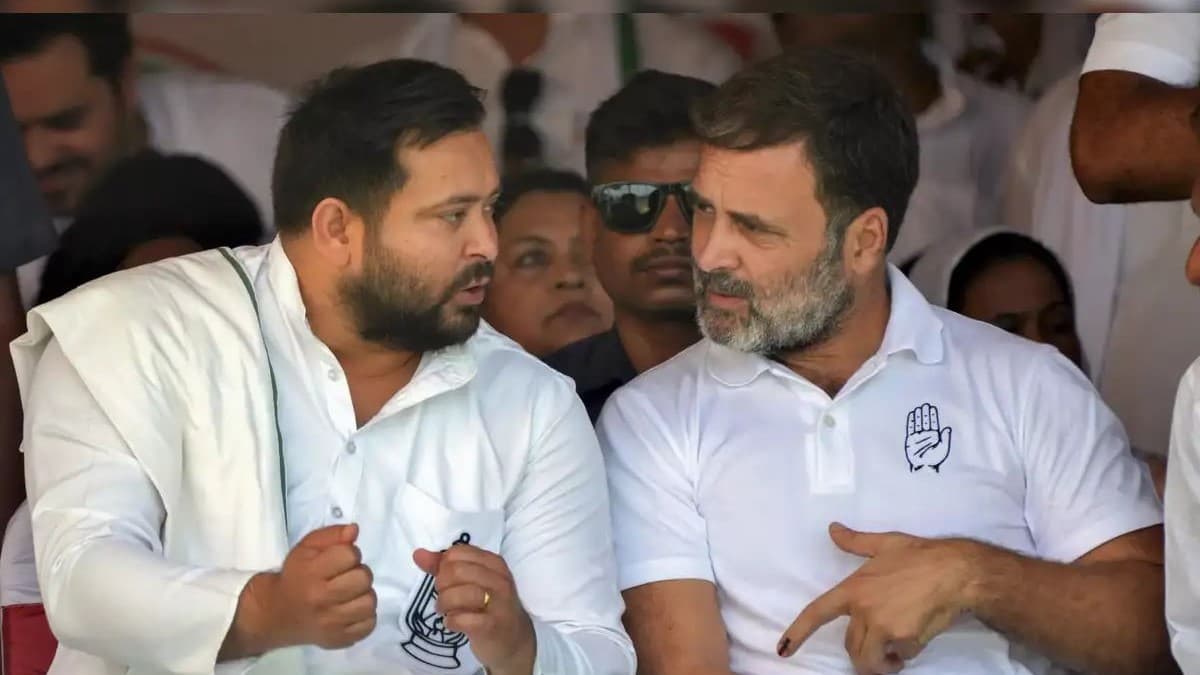 तेजस्वी यादव और राहुल गांधी बिहार चुनाव की लड़ाई संविधानवादियों और मनुस्मृतिवादियों के बीच