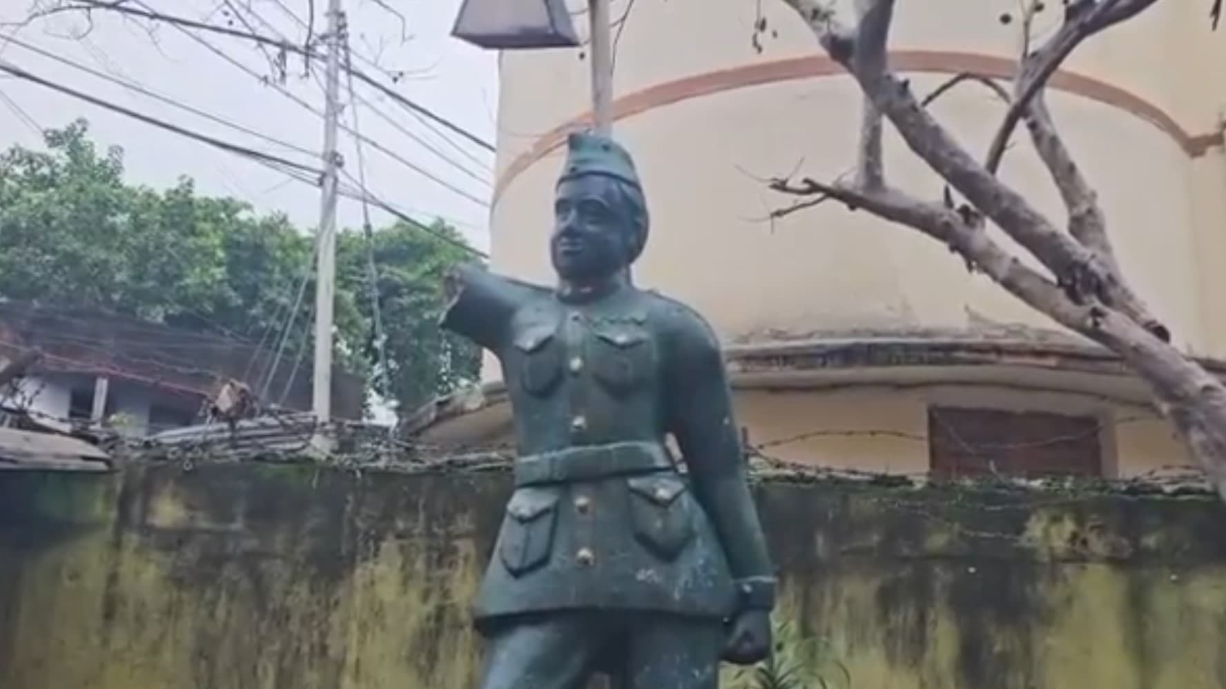बंगाल में नेताजी सुभाष की मूर्ति तोड़ी गई, नेताजी पर टिप्पणी मामले में CM की चेतावनी हवा में उड़ी! बंगाल में नेताजी सुभाष की मूर्ति तोड़ी गई, नेताजी पर टिप्पणी मामले में CM की चेतावनी हवा में उड़ी!