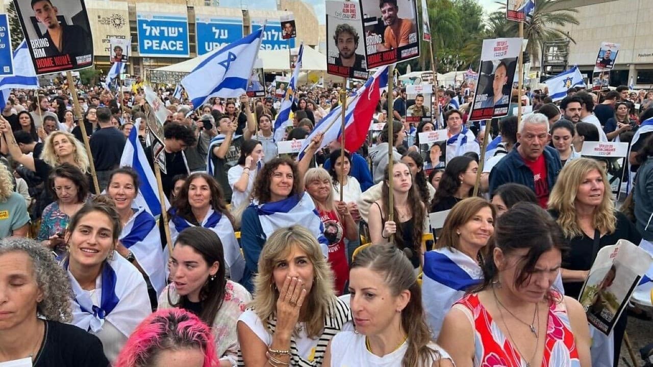 ग़ज़ा बॉर्डर पर बंधकों का स्वागत करने के लिए जमा परिजन ग़ज़ा