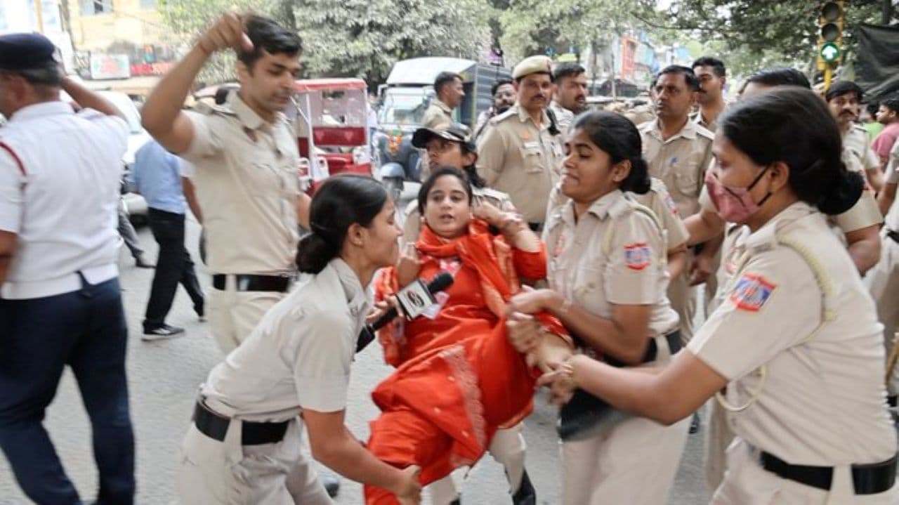 दिल्ली में पत्रकारों पर पुलिस बर्बरताः 20 से ज्यादा जर्नलिस्टों ने लगाये गंभीर आरोप दिल्ली में पत्रकारों पर पुलिस बर्बरताः 20 से ज्यादा जर्नलिस्टों ने लगाये गंभीर आरोप