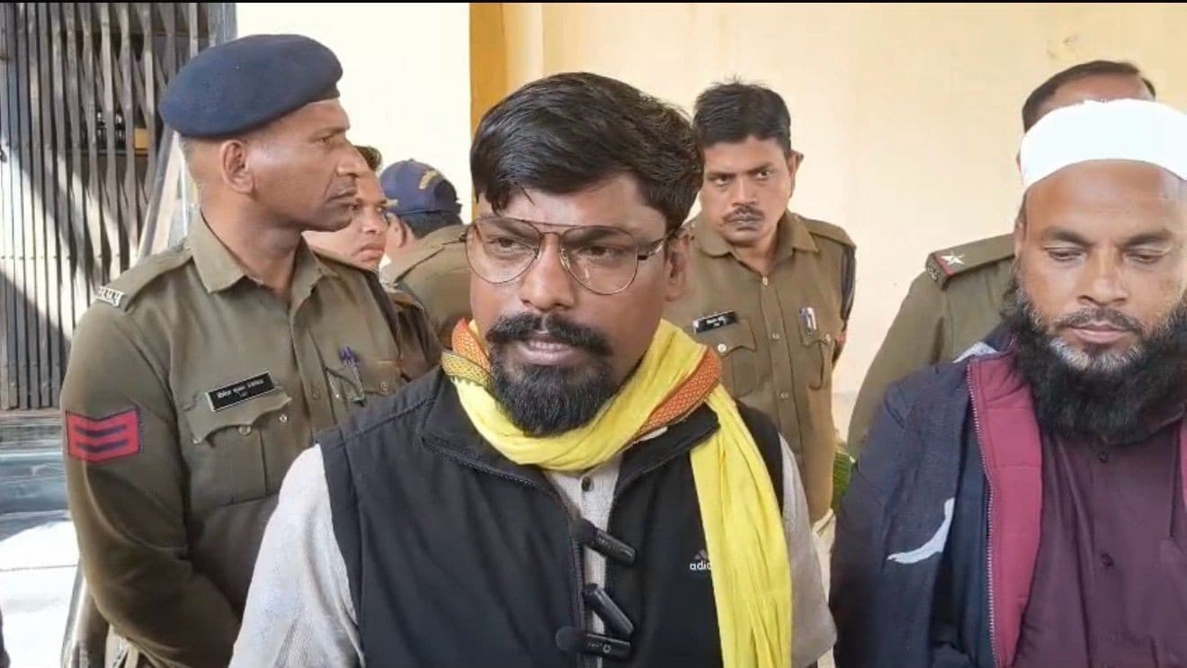 एमपीः स्कूल को मदरसा बताकर अफवाह फैलाई गई, बुलडोज़र से गिराया एमपीः स्कूल को मदरसा बताकर अफवाह फैलाई गई, बुलडोज़र से गिराया