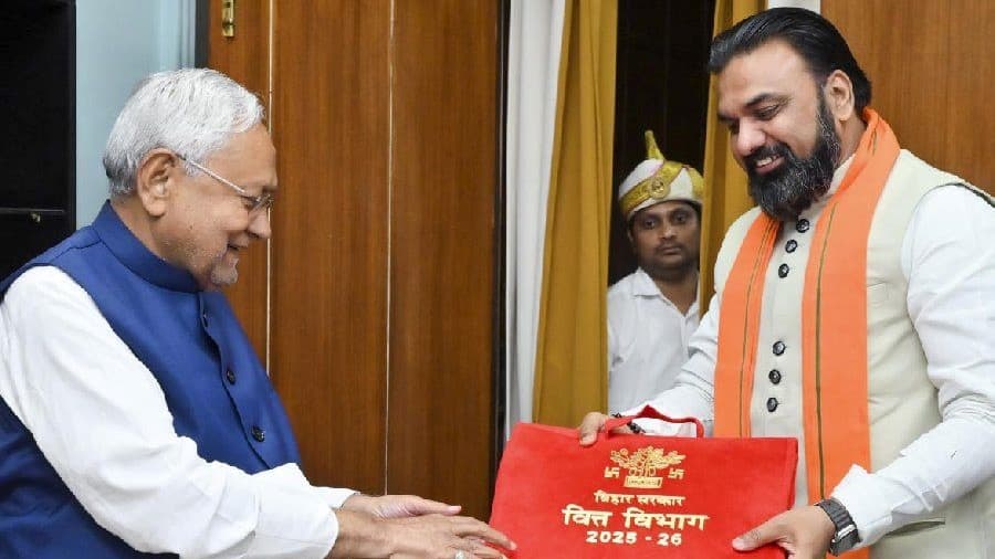 बिहारः सम्राट चौधरी के लिए पेशबंदी तेज, तेजस्वी ने नीतीश को सावधान किया बिहारः सम्राट चौधरी के लिए पेशबंदी तेज, तेजस्वी ने नीतीश को सावधान किया