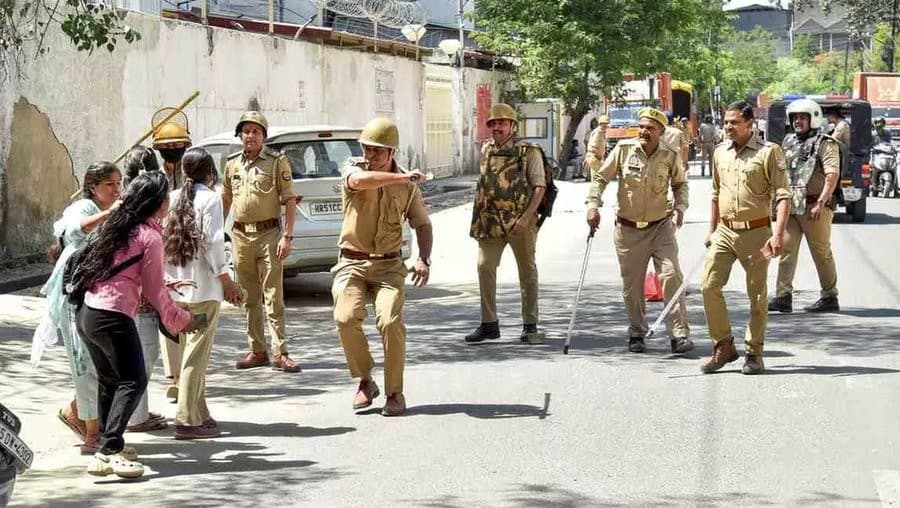 नोएडा में फिर हिंसा, सीएम योगी को नक्सली, श्रम मंत्री को पाकिस्तानी हाथ दिखा, राहुल का हमला नोएडा में फिर हिंसा, सीएम योगी को नक्सली, श्रम मंत्री को पाकिस्तानी हाथ दिखा, राहुल का हमला