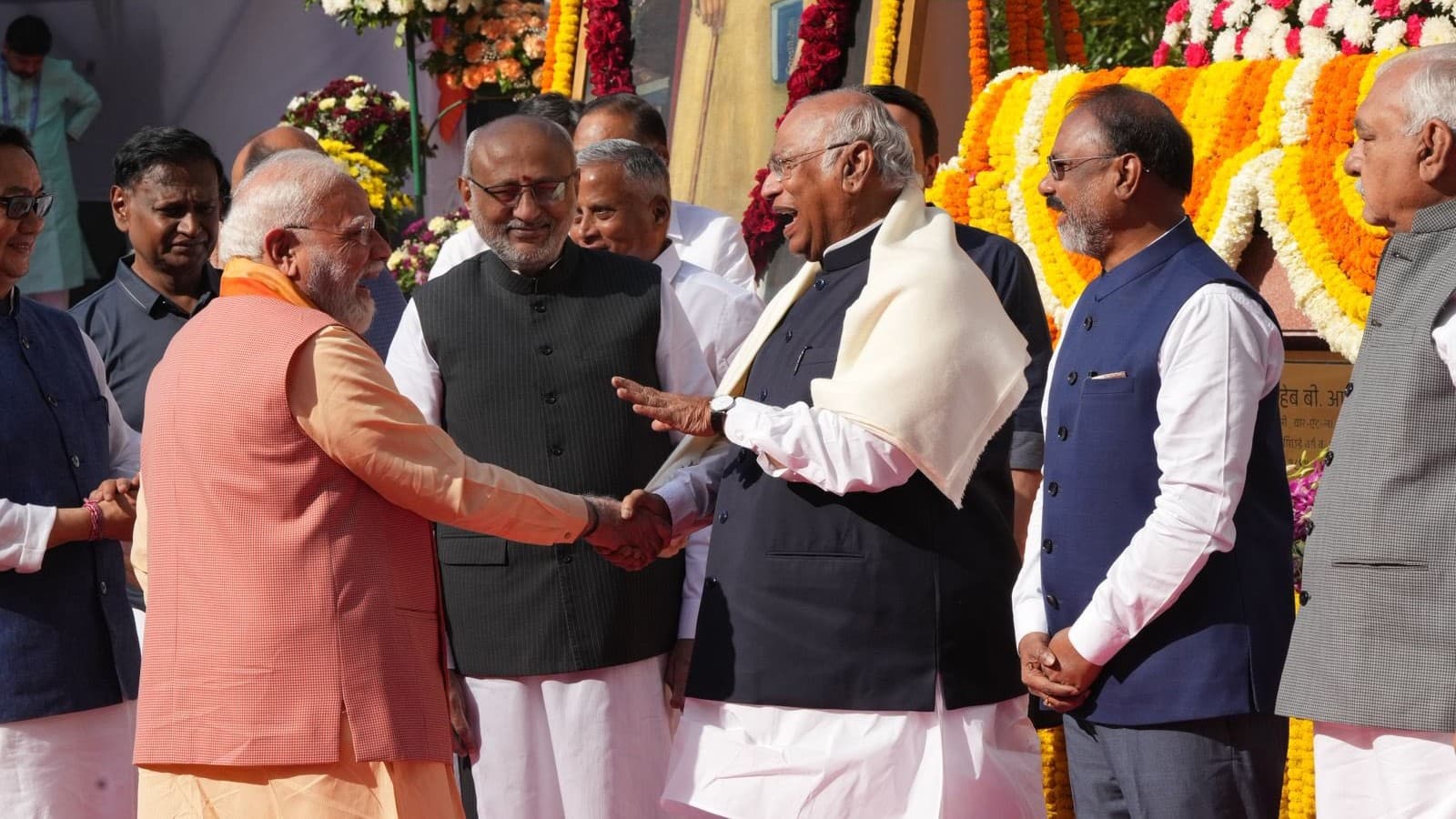 संसद का विशेष सत्र 16 से, सरकार का इरादा क्या है, कांग्रेस ने कहा- 'बुलडोज़र मानसिकता' संसद का विशेष सत्र 16 से, सरकार का इरादा क्या है, कांग्रेस ने कहा- 'बुलडोज़र मानसिकता'