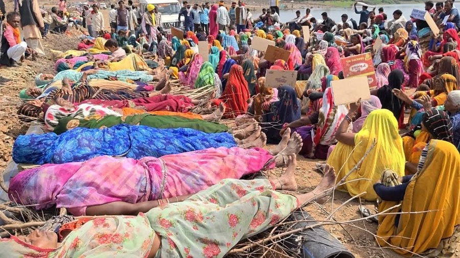 केन-बेतवा प्रोजेक्ट: बांध के विरोध में महिलाएँ चिता पर लेटीं; जमीन छीनी तो दफन हो जाएँगे- बुजुर्ग केन-बेतवा प्रोजेक्ट: बांध के विरोध में महिलाएँ चिता पर लेटीं; जमीन छीनी तो दफन हो जाएँगे- बुजुर्ग